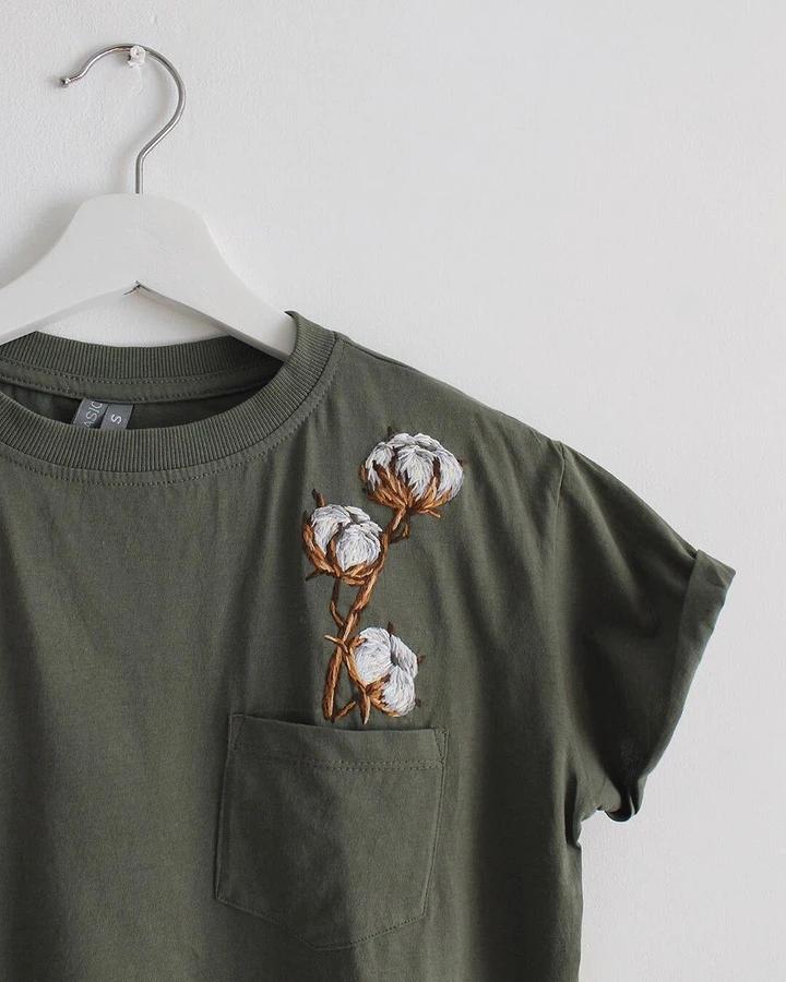 自己绣在衣服上的简单刺绣,手工刺绣t恤字母配色图片