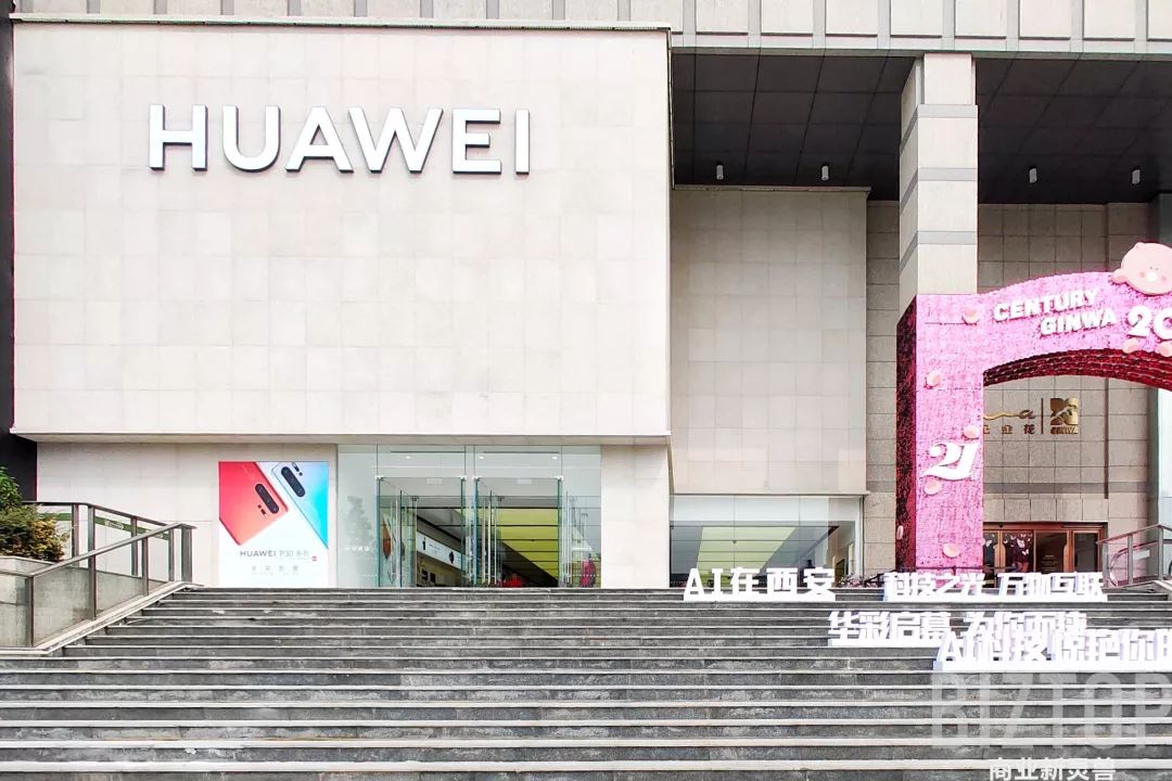 西安赛格品牌大升级！瑞幸和COACH做邻居，西安商业8月迷幻现实