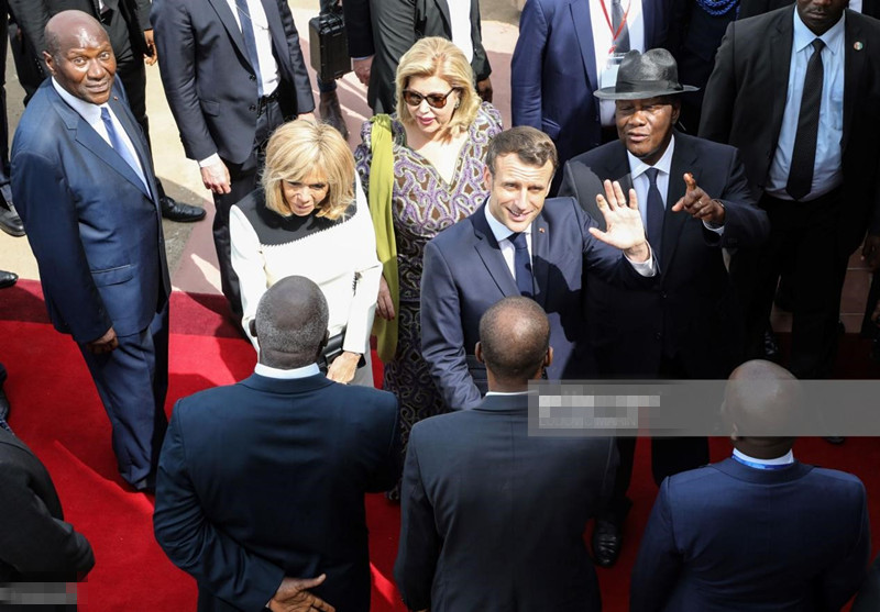 布丽吉特非洲行成时装秀！穿黑白配裙大肆秀身材，仪态满分啊