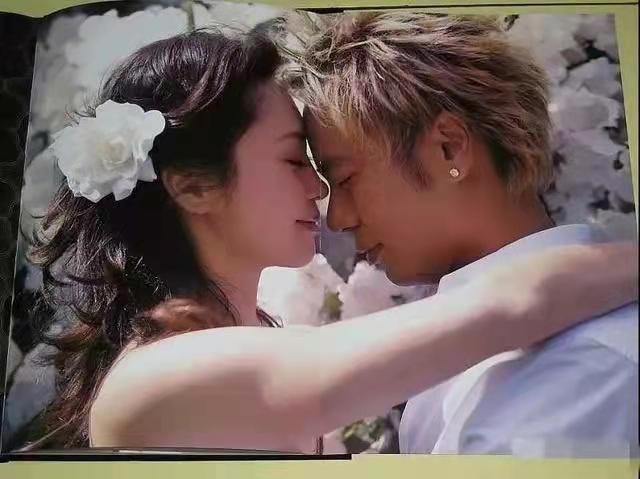 54岁李克勤为房贷被迫喝酒，携港姐嫩妻聚餐，透好声音不火原因