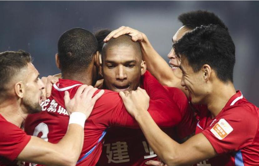 够惨！中超外援再遭一“废人”动作，21岁炸子鸡架肘酿成惨剧