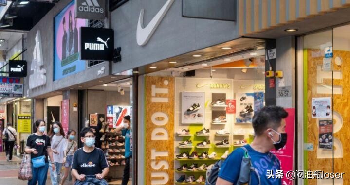 由于越南Covid19病毒的爆发，当地耐克代工厂中断了鞋类生产