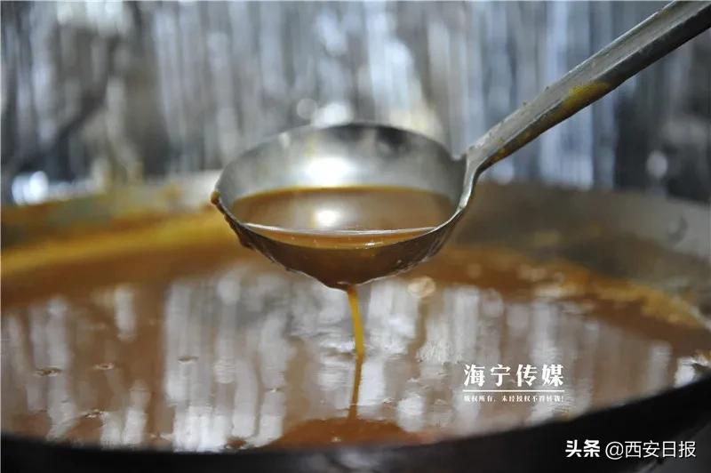 90后女孩摆摊卖凉皮,90后女人摆摊卖凉皮