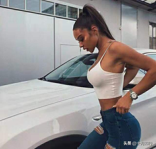 居家大哑铃练翘臀的训练动作,哑铃翘臀带练臀部最好的动作