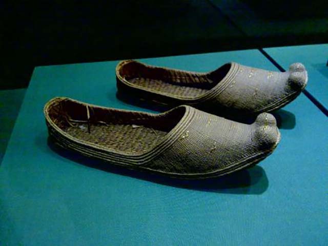 古人鞋子前面翘起来的叫什么,古人的鞋子为什么都是鞋尖朝上的