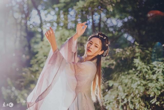 小说：她意识不清，强吻他还扒他衣服，清醒后，尴尬地无地自容