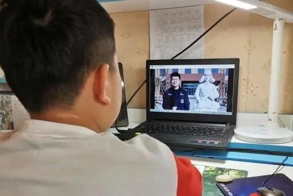 巡特警支队学雷锋工作总结,特警开展学雷锋活动简报