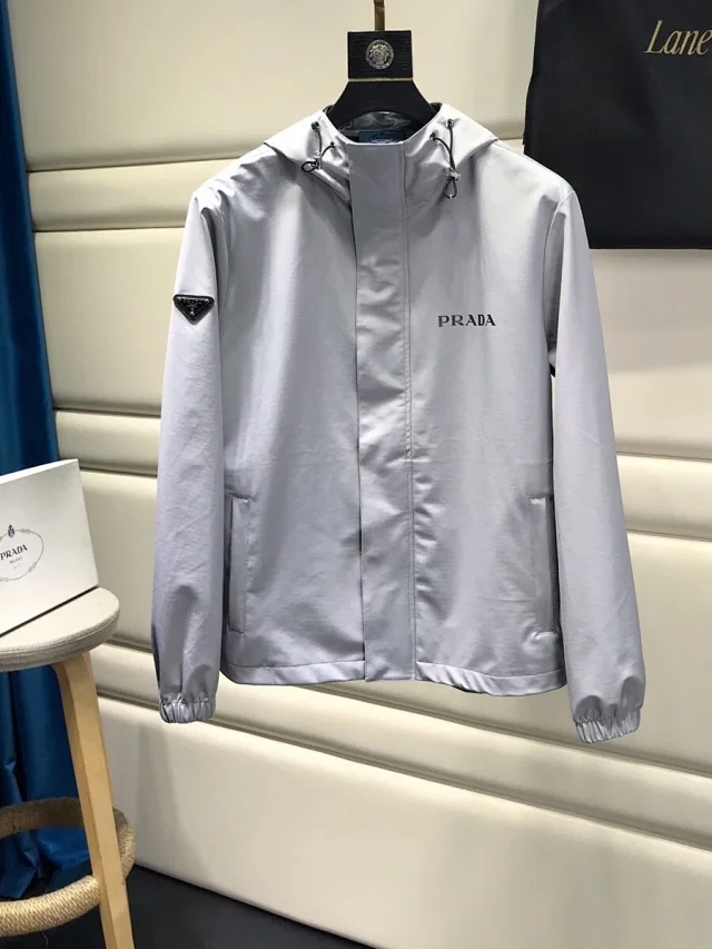 致敬普拉达,普拉达冲锋衣官方旗舰店价格