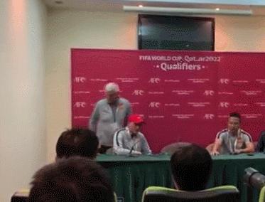 中国男足不止坑球迷连教练都坑，洋教练也一视同仁，直接往死里坑