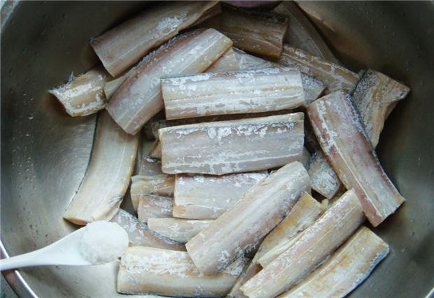 屋内带鱼腥臭味怎么去除,怎么去车内带鱼中的腥臭味