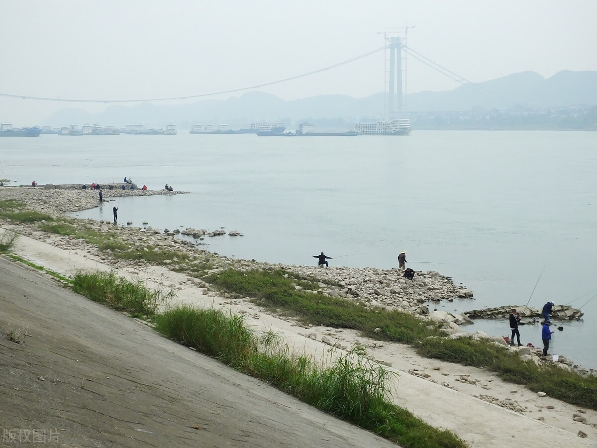 天气转凉钓鱼应该钓深还是钓浅,野钓选什么样强度的竿