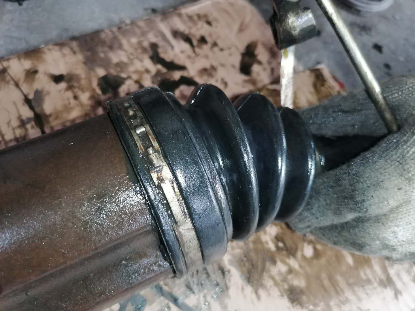 奇骏半轴球笼漏油的后果,奇骏半轴球笼坏了