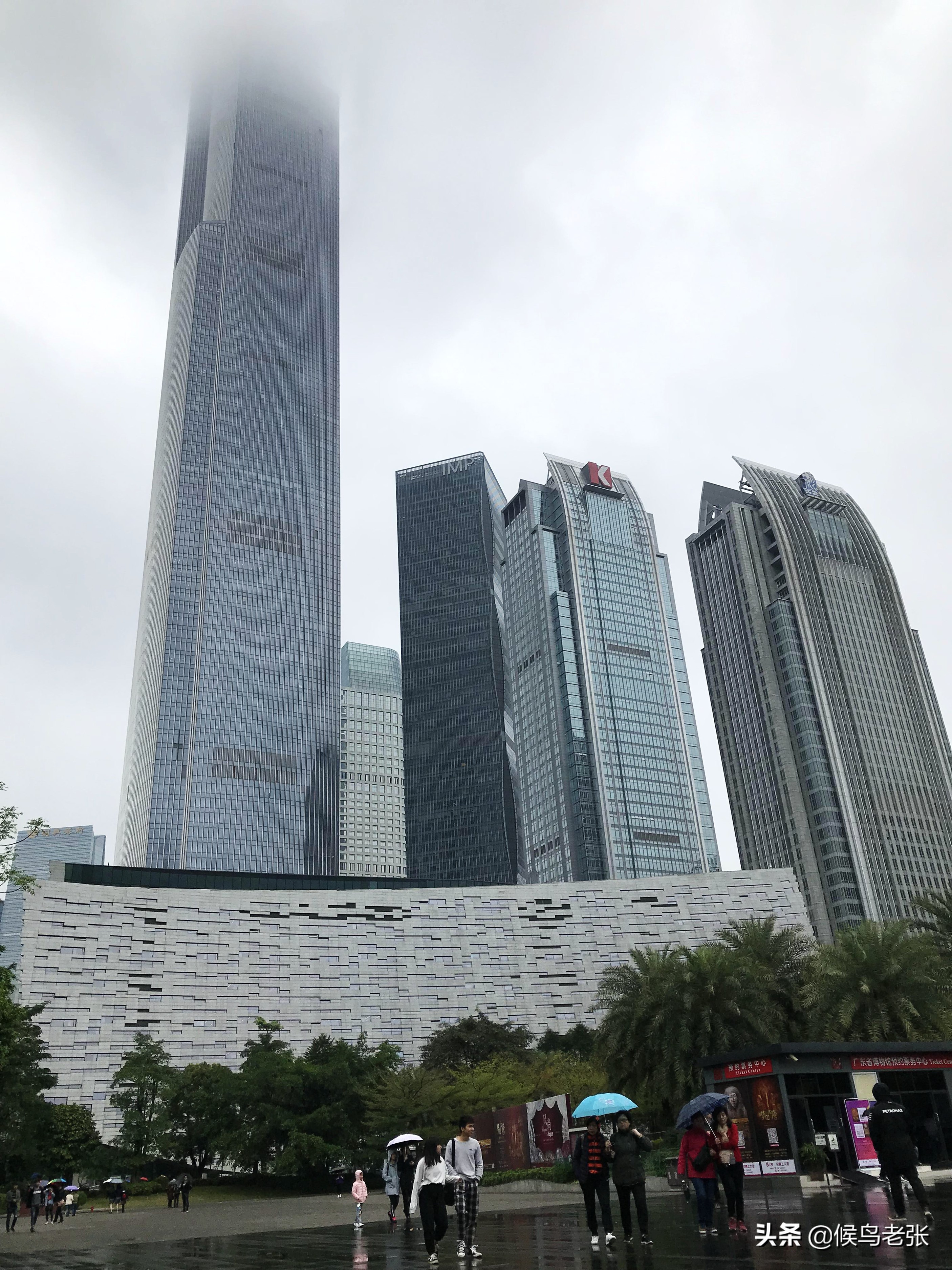 广州塔高耸入云,广州塔小蛮腰塔尖照片