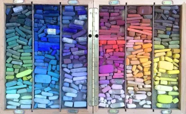 色粉笔表现技法,水溶性粉笔怎么画才亮