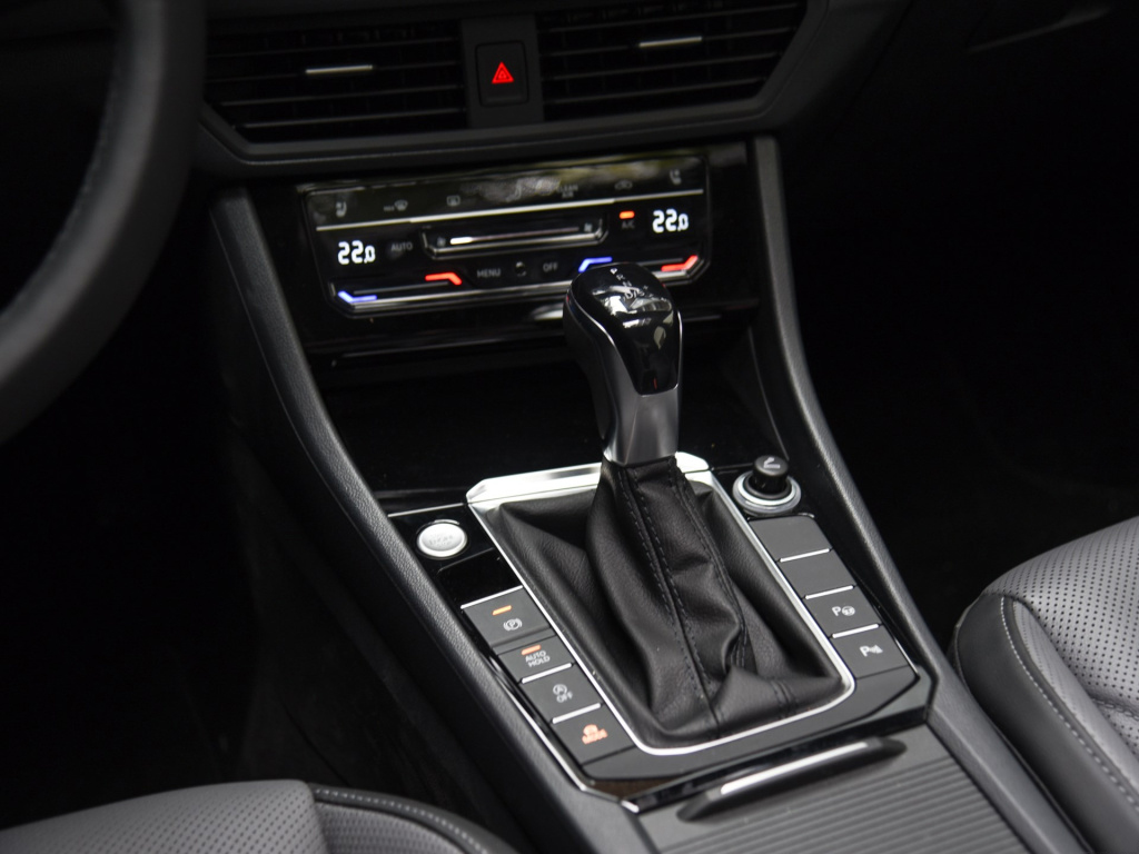 大众速腾2022款1.5t价格及油耗,全新速腾手动挡的油耗