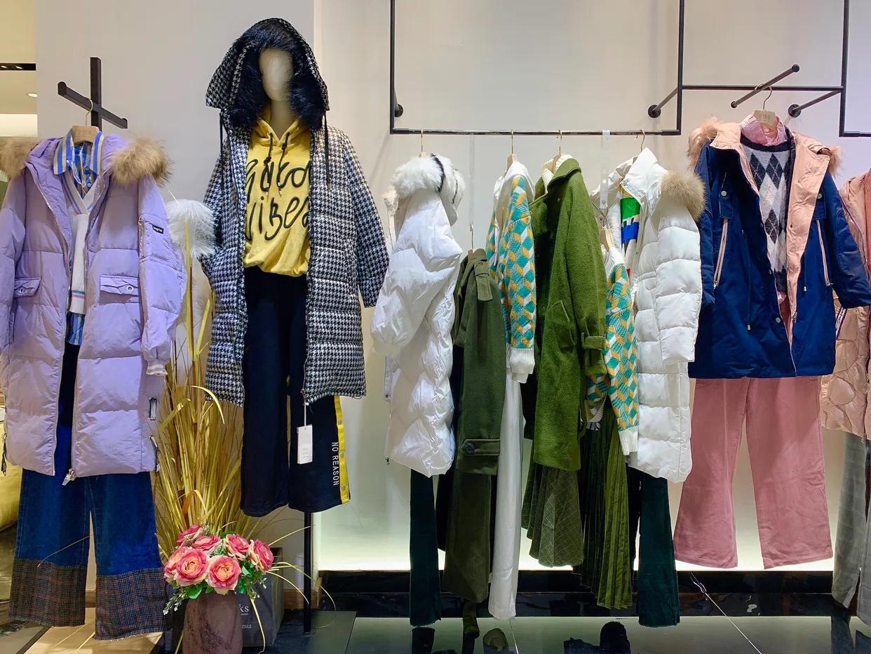 品牌女装折扣店怎么做才能赚钱 (想开品牌折扣女装店要怎么入手)