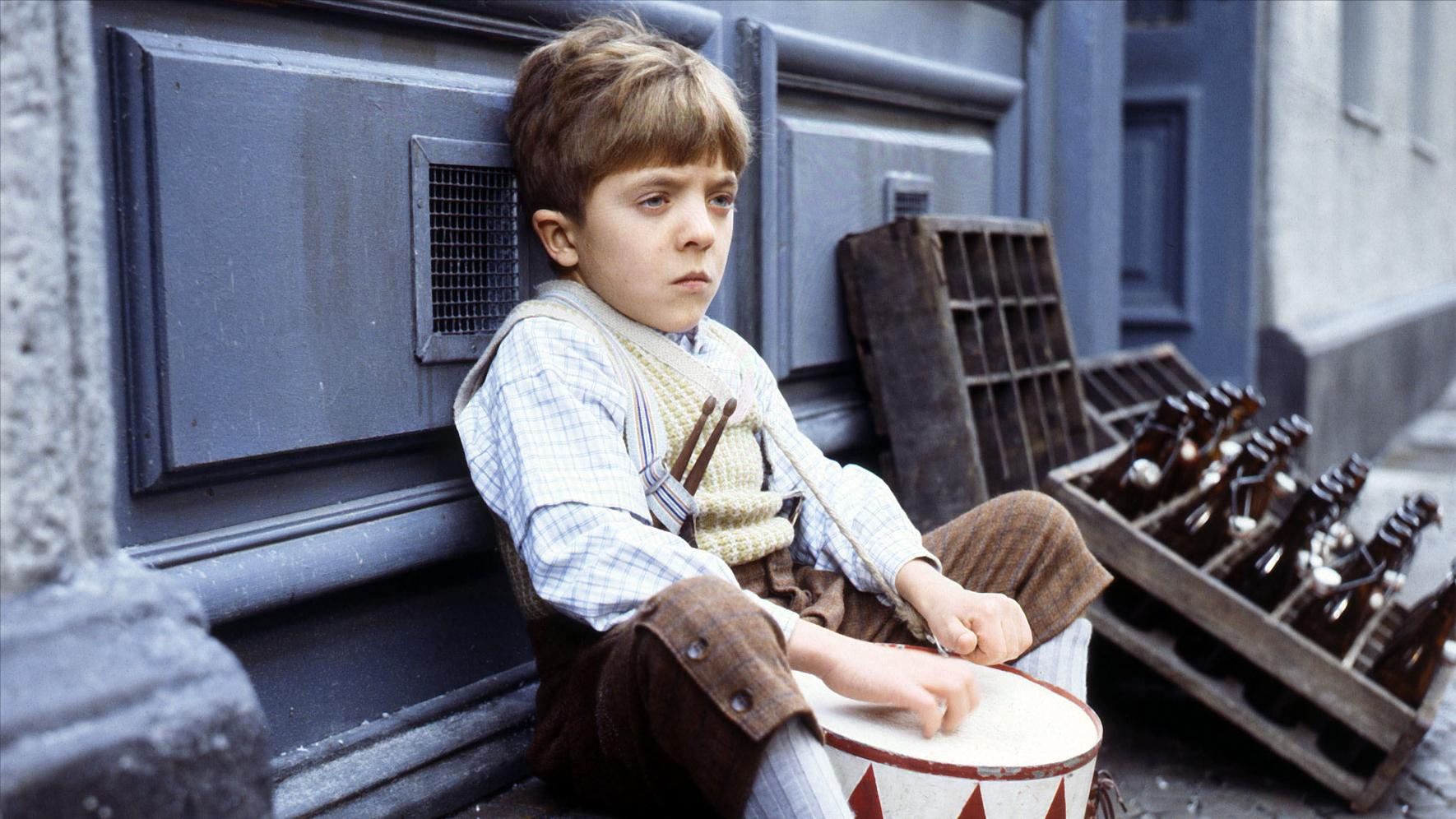 《铁皮鼓》3岁男孩撞破母亲婚外情，撕开成人界的“不伦”与虚伪