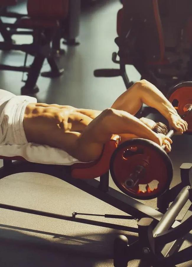 *辱侮**中国肌肉男的身材？网友：呸，你不配