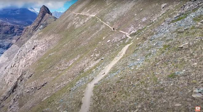 山顶太空舱民宿悬崖景色绝美,悬崖边上的小屋