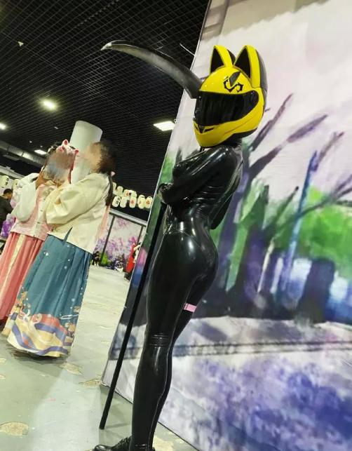 小萝莉皮衣骑士cos,女生连体皮衣cos