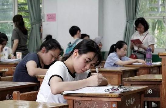 大学生“藤蔓字体”曝光，字体自由洒脱，老师：你随意，我也随意