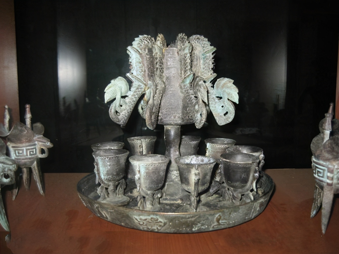 宴会上，国宝九龙杯失窃，周恩来只用一招，让外宾主动上交