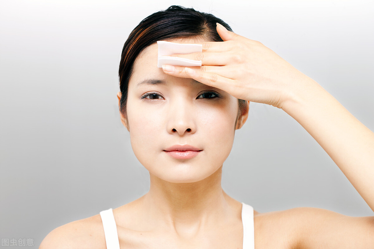 天一热脸上泛油光,天一热脸上就起痘痘烦死了