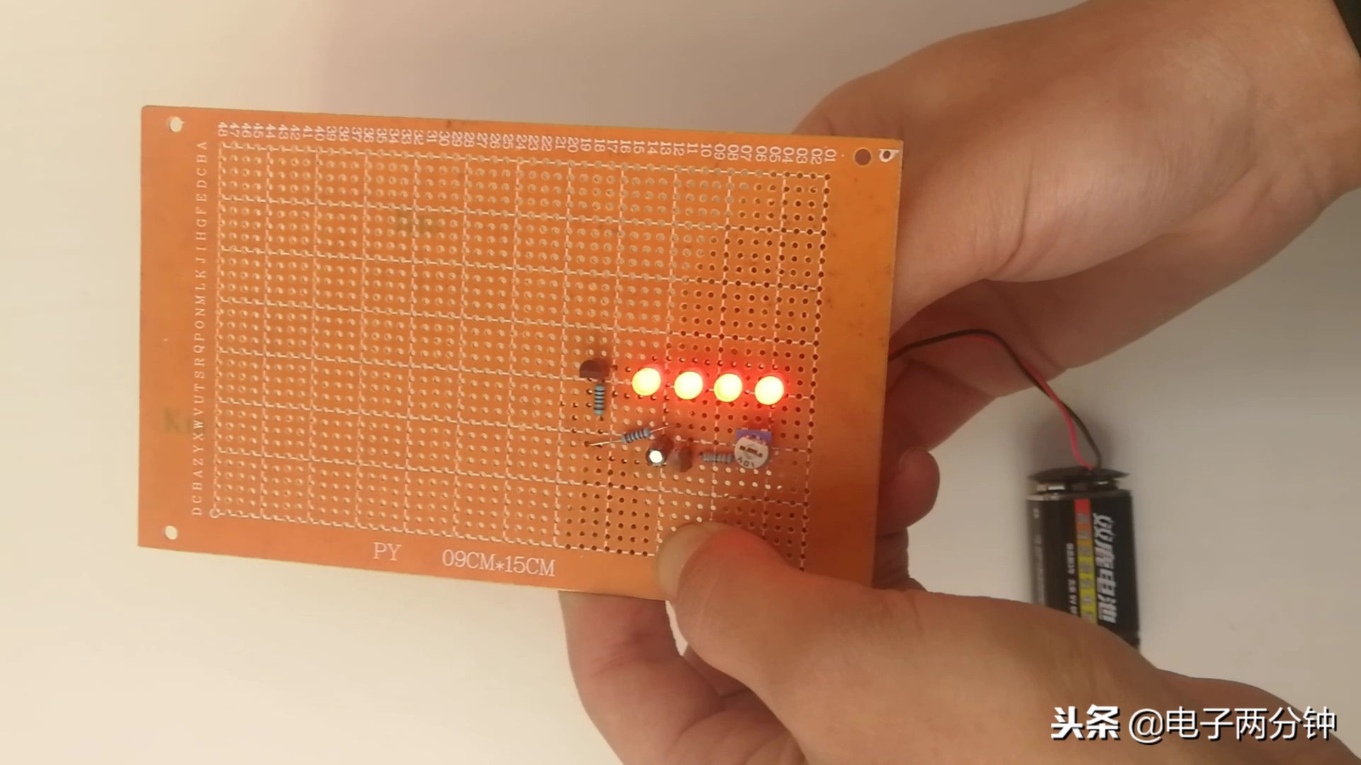 电路一闪一闪的怎么解决,怎么样分析说明一个电路工作原理