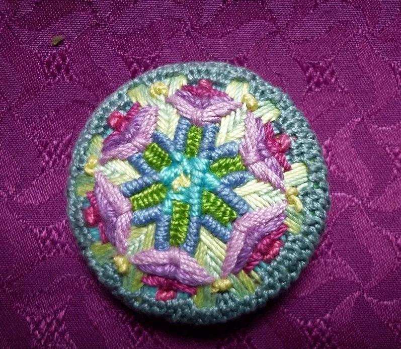 一个圆周边加一点装饰,用彩线做简单的小装饰