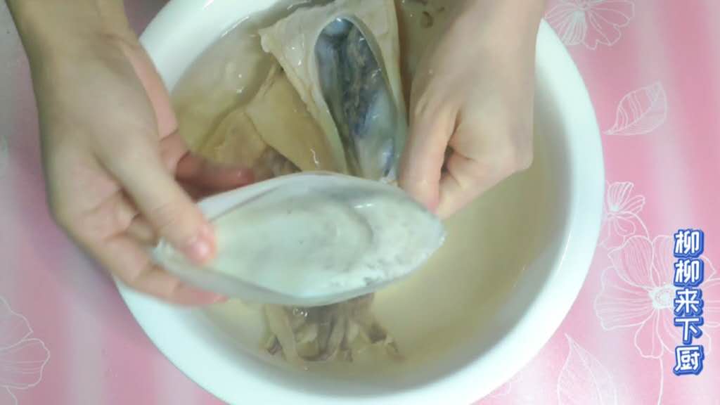 墨鱼干炒芹菜橙子,芹菜炒墨鱼干家常做法