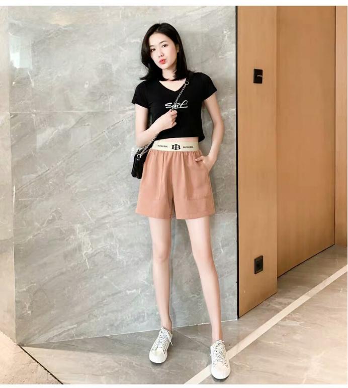 夏天的牛仔短裤照样能清爽又时髦,牛仔短裤的装扮夏天穿上舒适显瘦