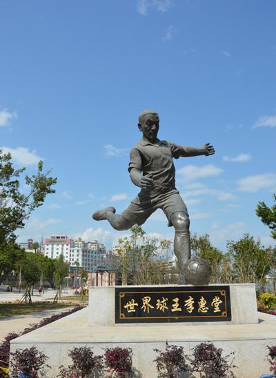 中国男足足球史上唯一的世界冠军,如果中国出了个世界足球先生