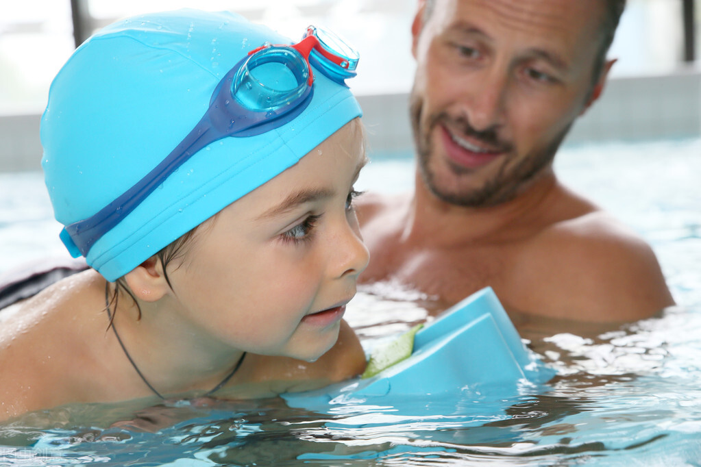 学游泳准备哪些用品,第一次学游泳需要带什么东西