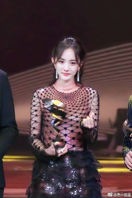 微博之夜杨幂尴尬,微博之夜走秀杨幂吐槽
