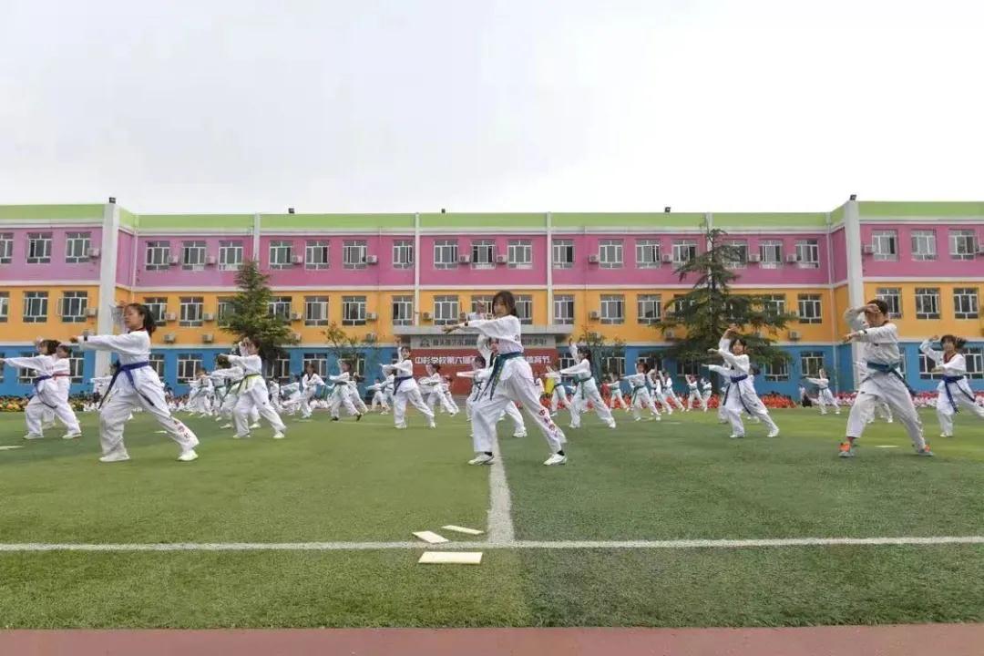 一共有207人参加体操表演,一百多人体育节开场