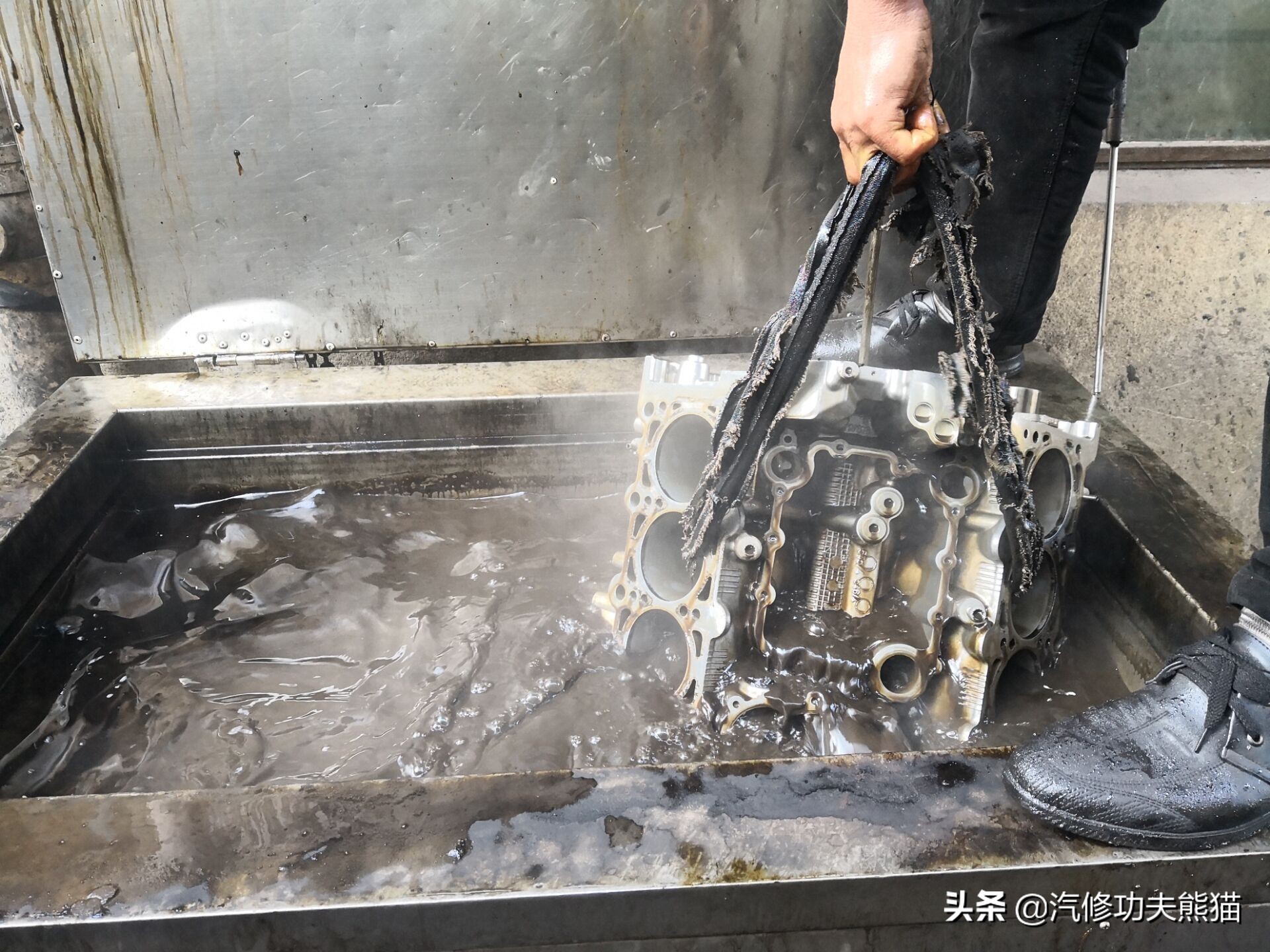 16款奥迪a6l2.5自吸发动机漏油,奥迪a6l2.4免拆烧机油处理靠谱吗