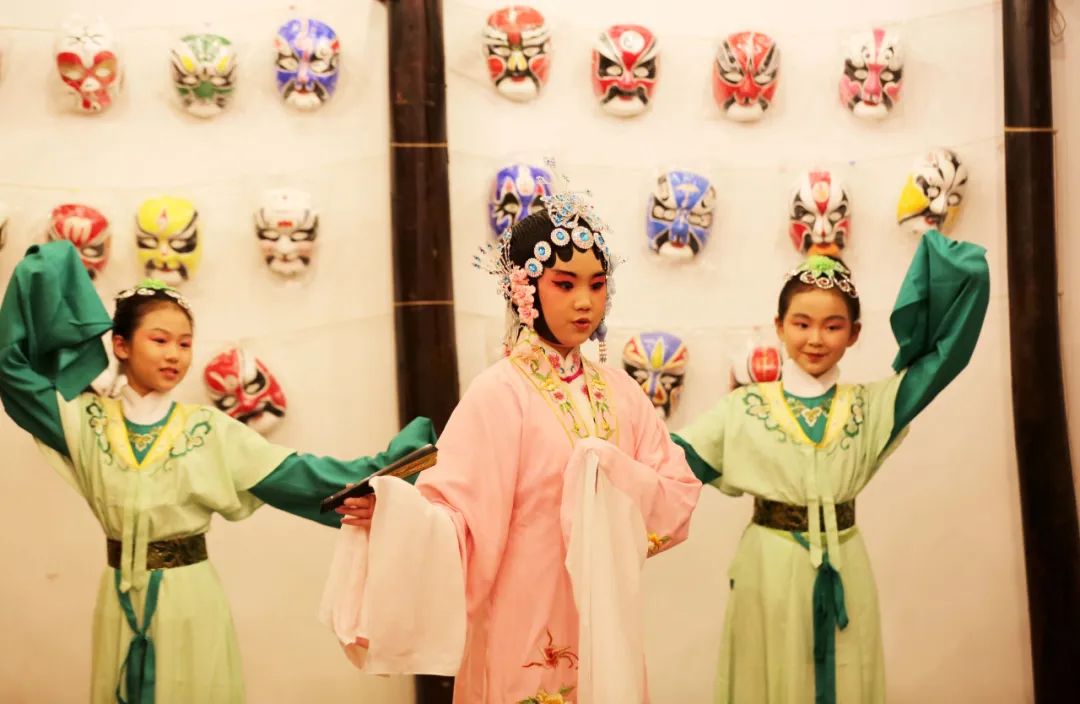 夜新叶，新叶夜，夜夜夜夜夜！唱吧醉仙居，探秘奶茶吧，茶憩戏曲馆，漫步烟花巷……每周六晚