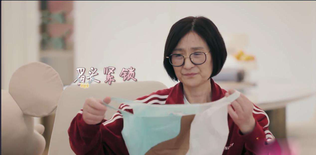 姜潮麦迪娜圈粉,麦迪娜衬衫配阔腿裤