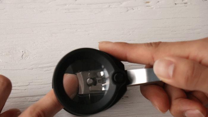 老人家用超大的剪刀剪指甲,老人剪指甲更轻松