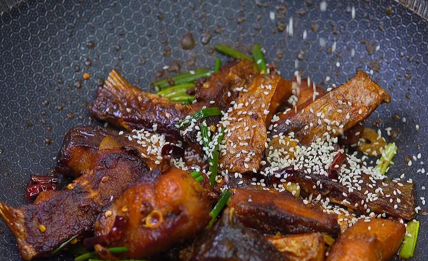 湖北名菜干煸糍粑鱼香香酥爽口,干煸糍粑鱼的正宗做法