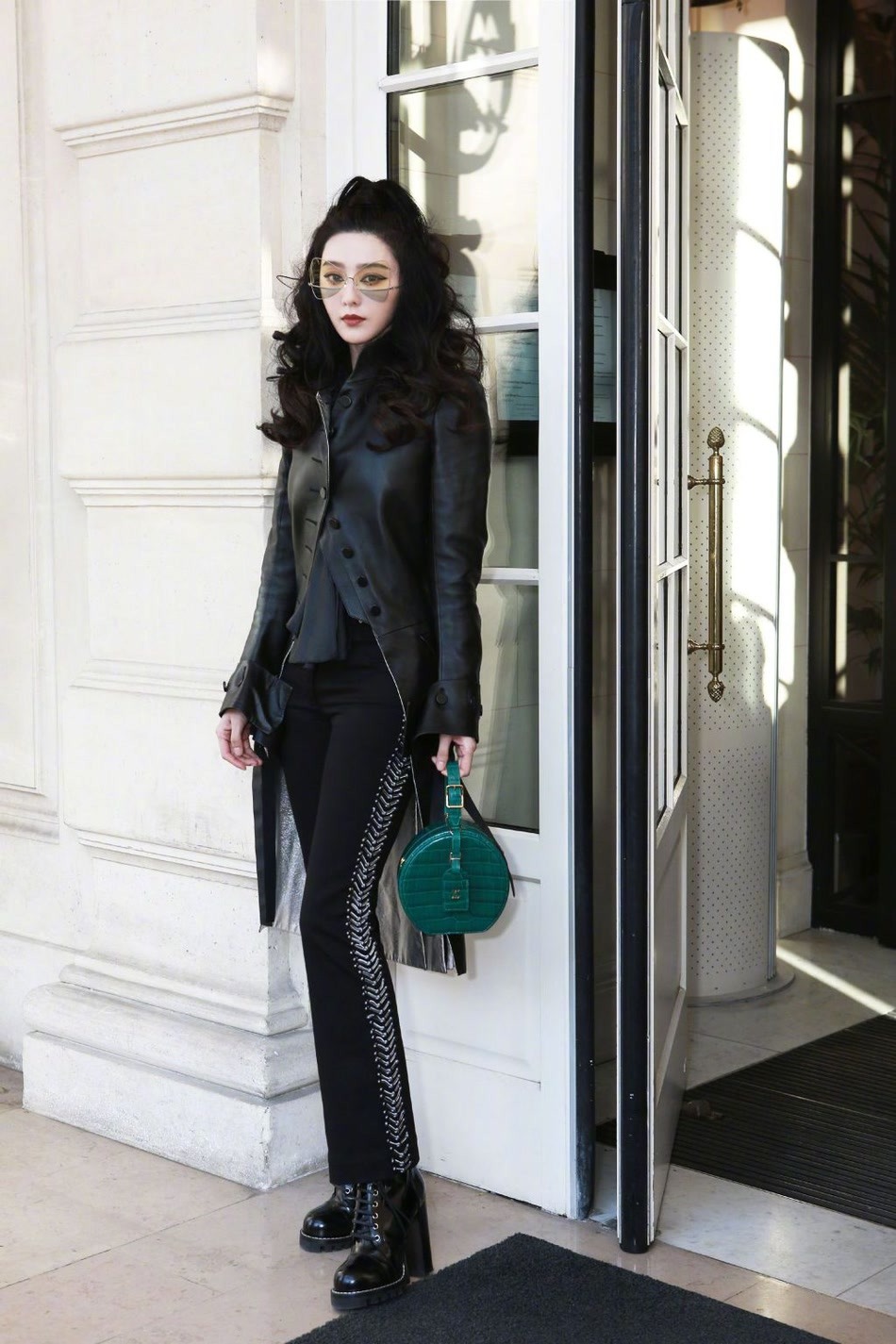 范冰冰最新机场穿皮衣,范冰冰早前看秀造型全集