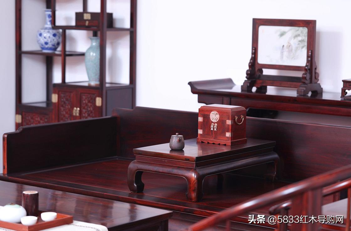 在客厅放的单人床的样子,客厅放一张床