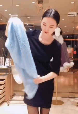 羊绒围巾这样戴简单又时尚,丝绸面料的围巾的系法