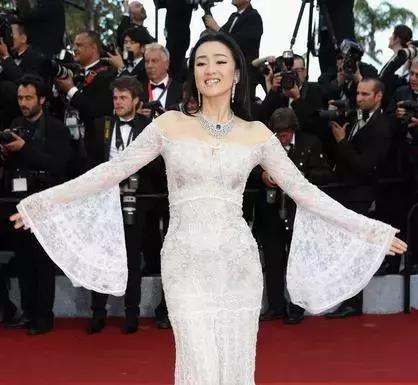 巩俐携73岁法国老公秀恩爱,巩俐与老公十指紧扣现身威尼斯