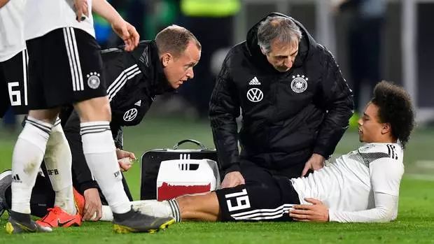 萨内被犯规,萨内被踩脚踝