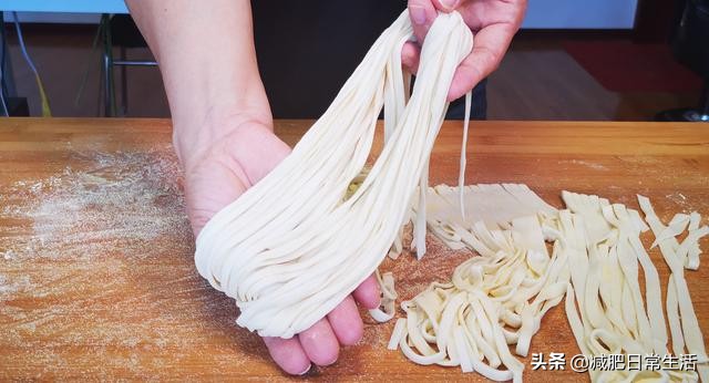 做手擀面要不要放碱,做手擀面条忘放盐了怎么办