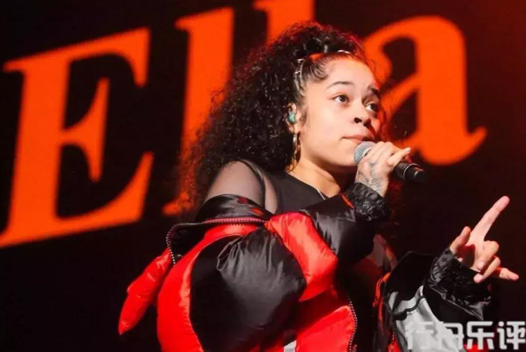 ellamai姝屾墜浠嬬粛,鑻卞浗姝屾墜ellamai涓庡鍥惧