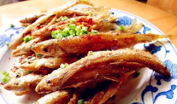 炸小鱼，用面粉还是淀粉？多数错在这一步，难怪不酥脆，还容易皮