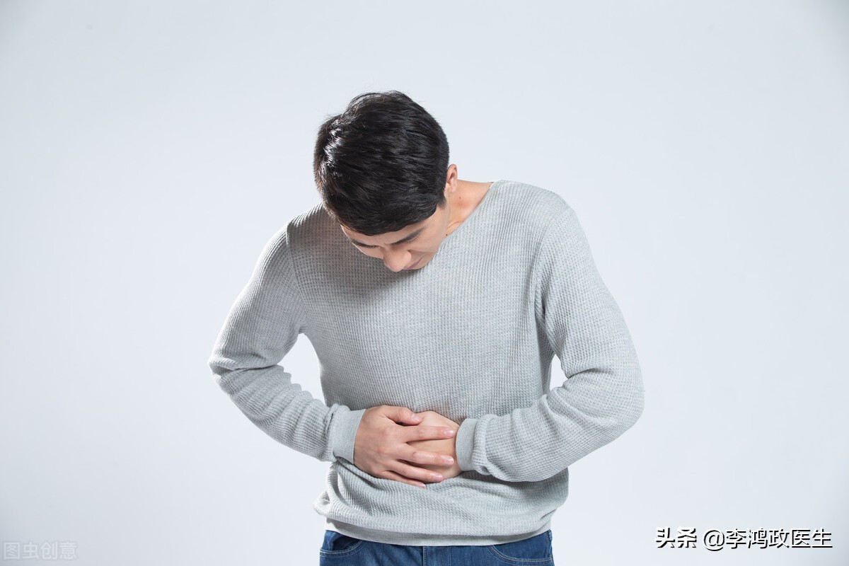 男子腹痛就医竟抽出牛奶血,男人腹痛抽出乳白色血液