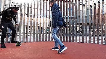 花式足球穿裆技巧,如何足球穿裆过人